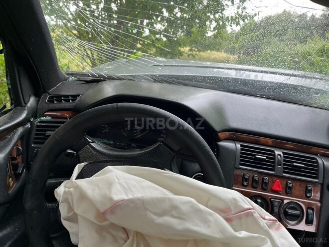 Mercedes E 280-8