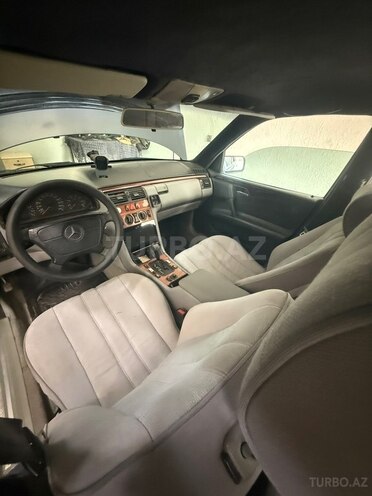 Mercedes E 200-11