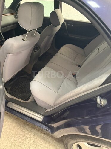 Mercedes E 200-10
