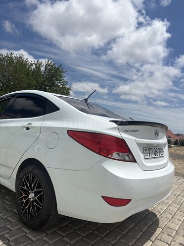Hyundai Accent-4
