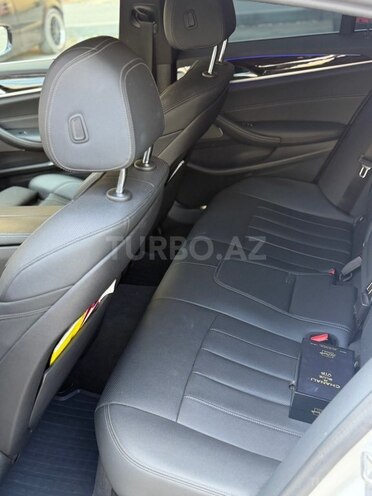 BMW 530e-11