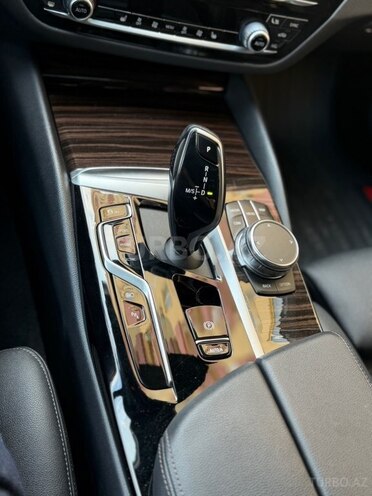 BMW 530e-12