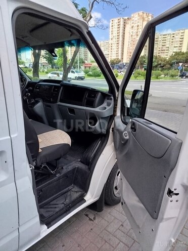Ford Transit-16