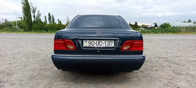 Mercedes E 240-4