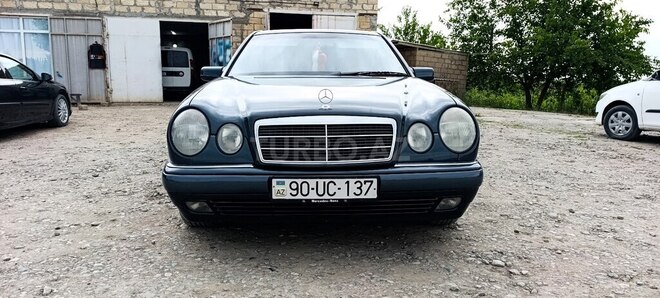 Mercedes E 240-1