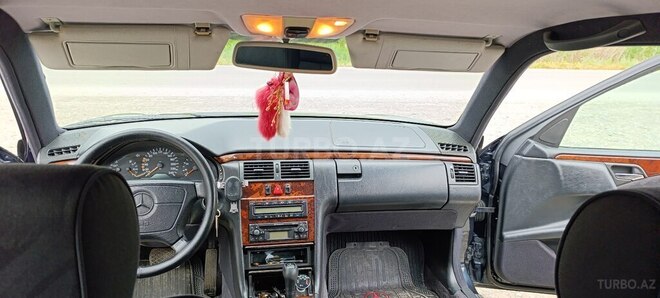 Mercedes E 240-11