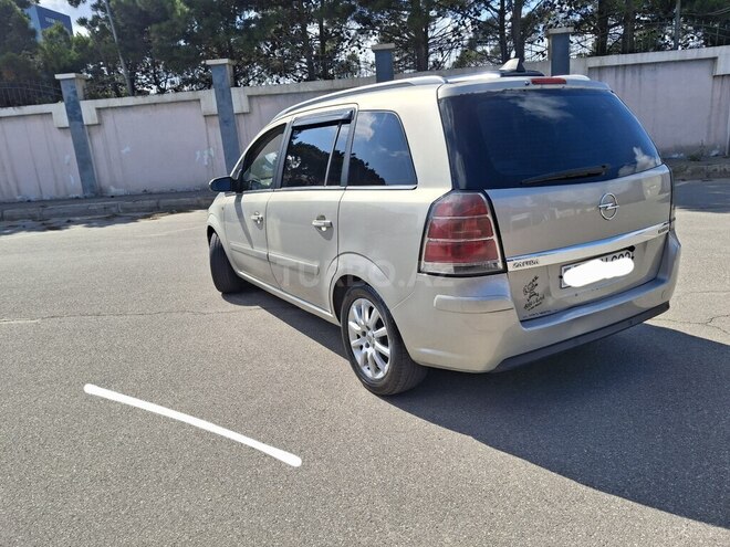 Opel Zafira-8