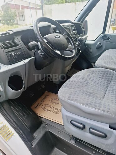 Ford Transit-9
