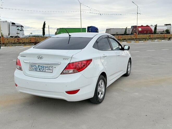 Hyundai Accent-4