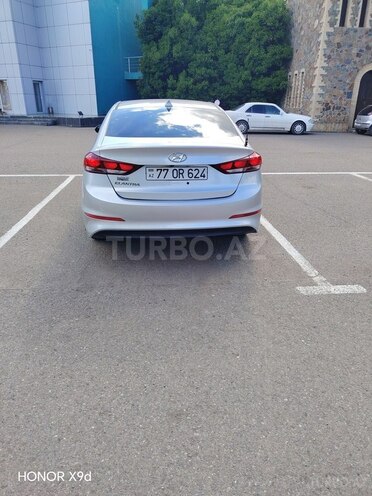 Hyundai Elantra-4