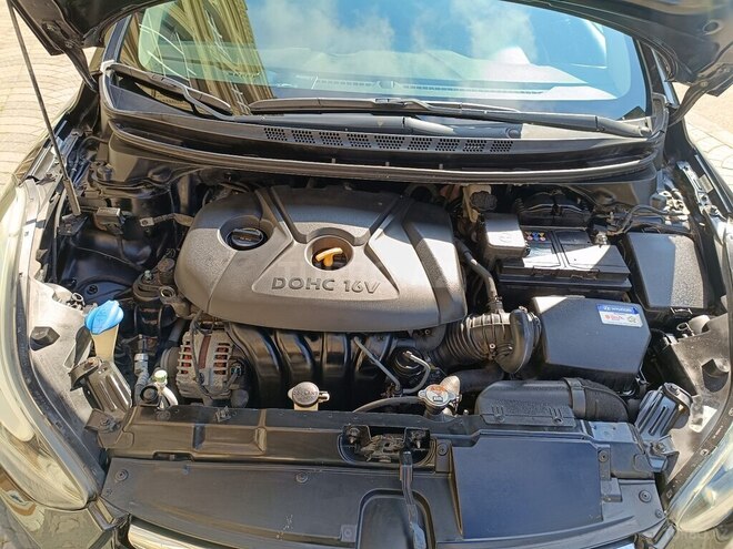 Hyundai Elantra-17