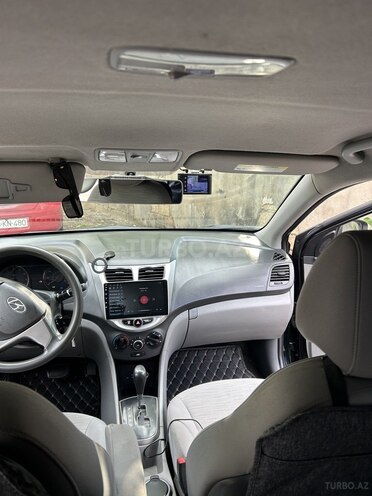 Hyundai Accent-11