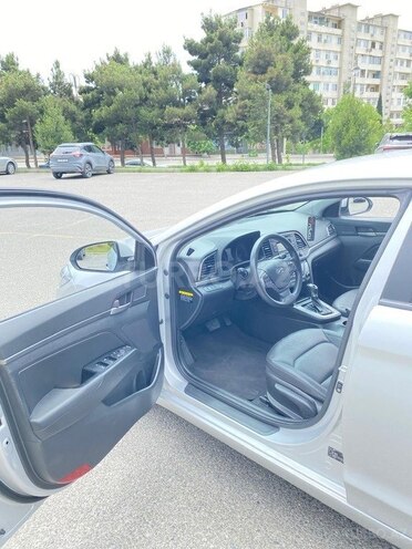 Hyundai Elantra-12