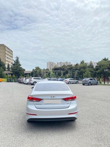 Hyundai Elantra-9