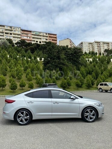 Hyundai Elantra-8