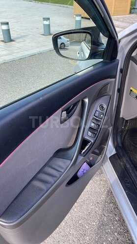 Hyundai Elantra-11