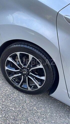 Hyundai Elantra-13