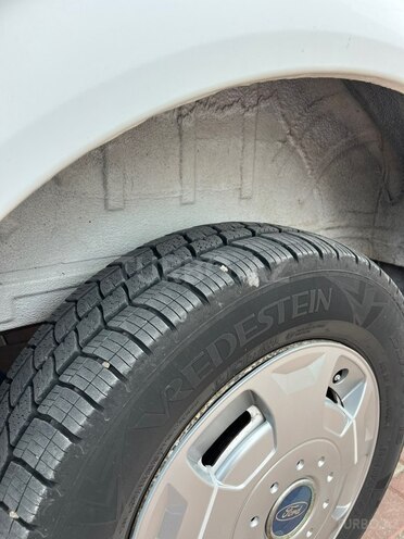 Ford Transit-10