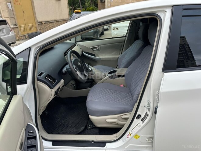 Toyota Prius-8