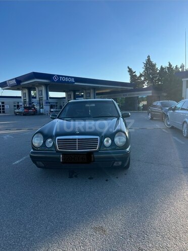 Mercedes E 240-1