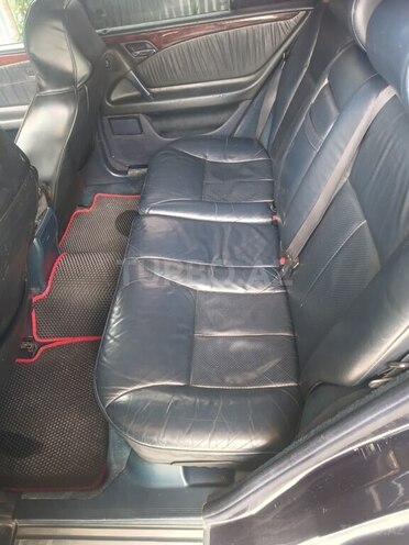 Mercedes E 220-11