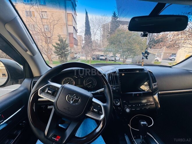 Toyota Land Cruiser-6