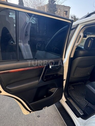 Toyota Land Cruiser-9
