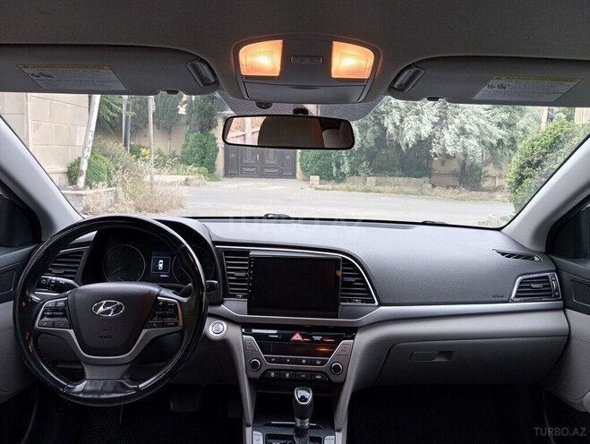 Hyundai Elantra-12