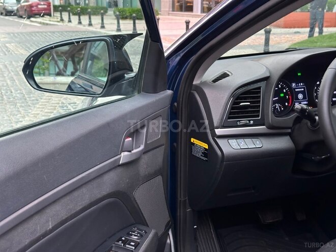Hyundai Elantra-21
