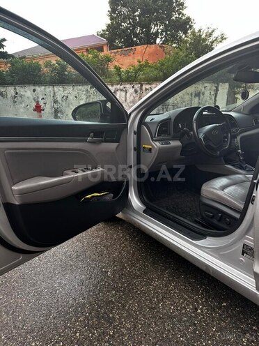 Hyundai Elantra-4