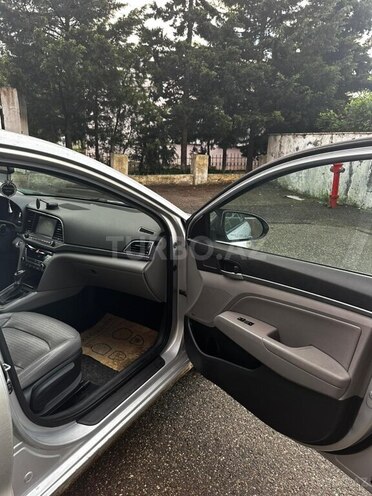 Hyundai Elantra-8