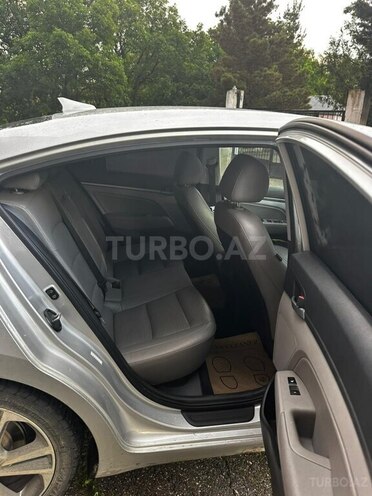 Hyundai Elantra-12