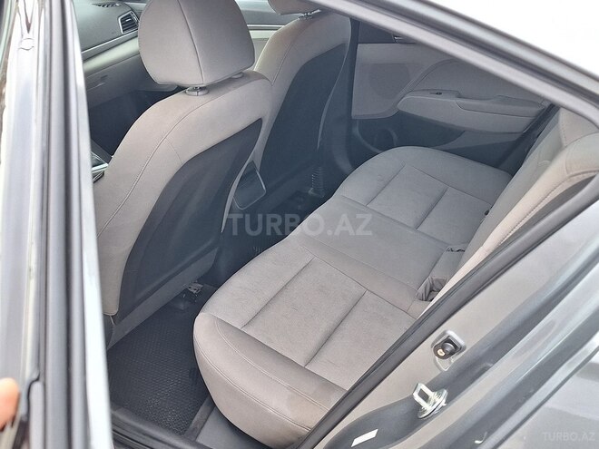 Hyundai Elantra-4