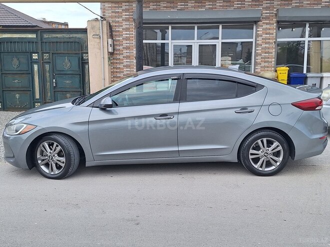 Hyundai Elantra-12