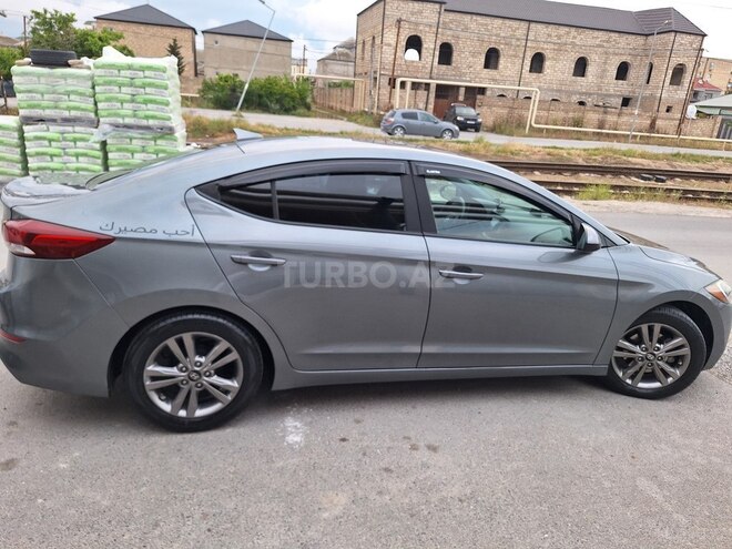 Hyundai Elantra-13