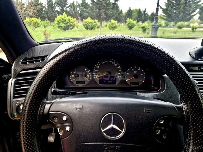 Mercedes E 270-7