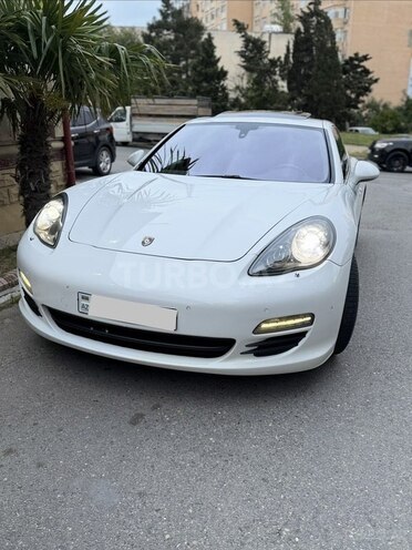 Porsche Panamera-4