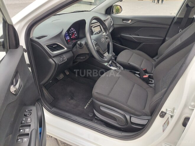 Hyundai Accent-12