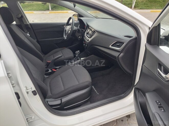 Hyundai Accent-15