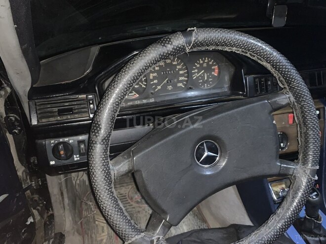 Mercedes 200 D-6