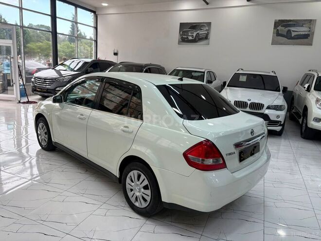 Nissan Tiida-5