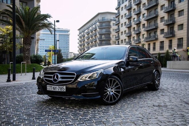 Mercedes E 220-21