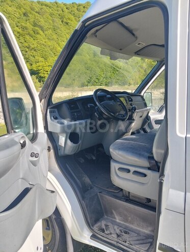 Ford Transit-4