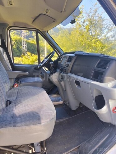 Ford Transit-9