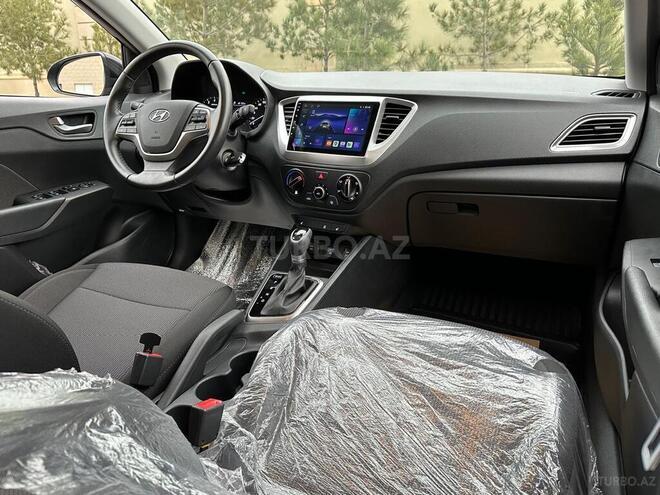 Hyundai Accent-14