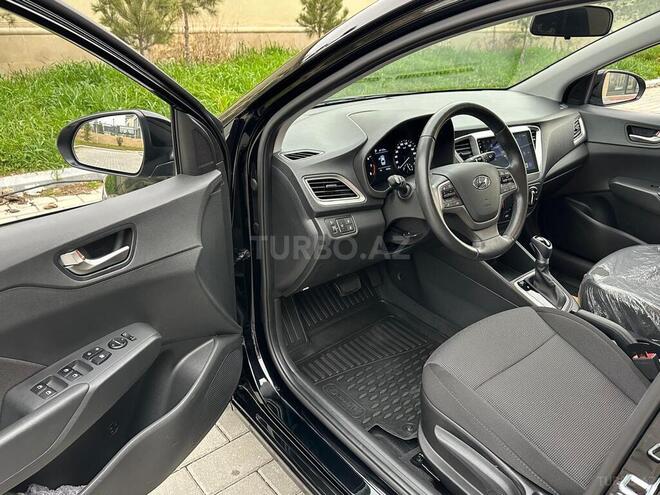 Hyundai Accent-11