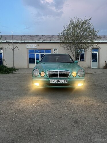 Mercedes E 240-1