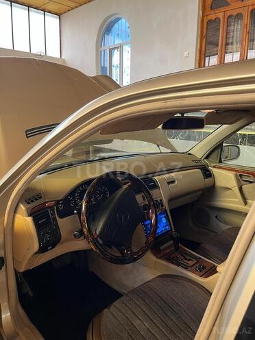 Mercedes E 240-5
