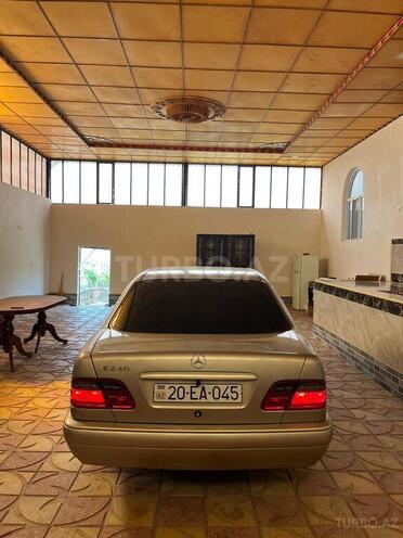 Mercedes E 240-4