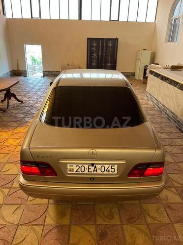 Mercedes E 240-17